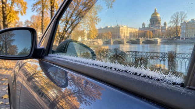 Иней вдоль нижнего уплотнителя закрытого бокового стекла автомобиля