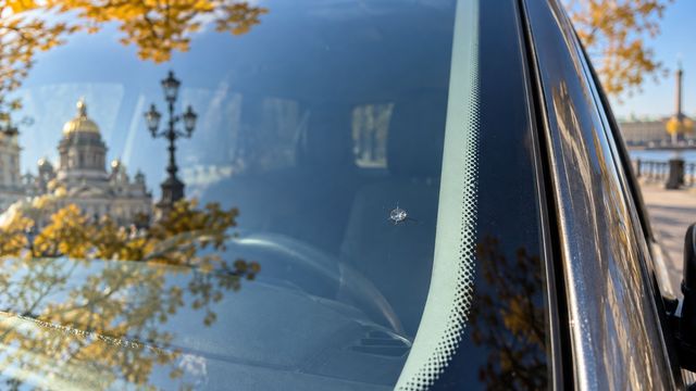 Небольшой скол рядом с боковой кромкой лобового стекла в солнечный осенний день